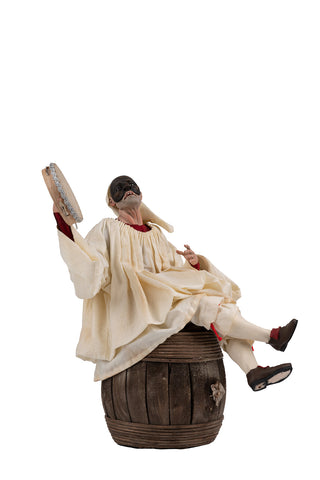 Pulcinella su botte con tamburello - Scultura 35 cm