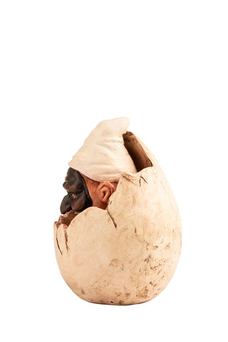 Huevo con Bebé Pulcinella - Escultura de terracota (18 cm)