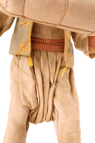 Portatore orientale con sacca - Scultura presepiale (40 cm)