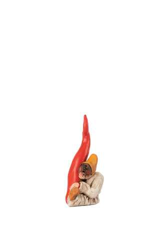 Pulcinella seduto abbracciato al corno - scultura in terracotta (10 cm)